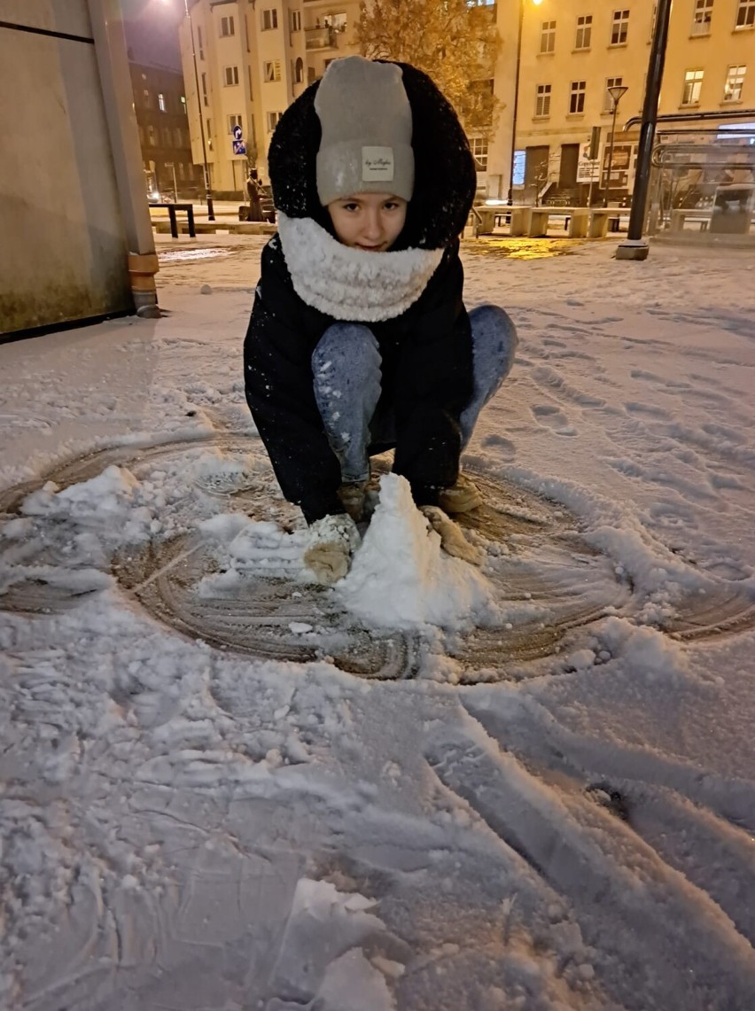 Śnieżne Gniezno. Tak mieszkańcy pierwszej stolicy bawili się w pierwszym śniegu tej zimy! [FOTO]