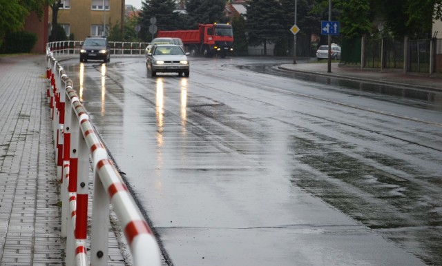 Jeszcze  w tym roku ma być przeprowadzony remont fragmentu ulicy Wojska Polskiego. Chodzi o odcinek między ul. Morcinka, a Armii Krajowej, który po przeprowadzonym kilka lat temu generalnym remoncie wciąż pęka.

 Przebudowę ulicy Wojska Polskiego przeprowadzono w latach 2010 -2011. Razem z dofinansowaniem z Unii Europejskiej, kosztowało to ok. 15 mln zł. Wykonawcą było Przedsiębiorstwo Budowy Dróg z Głogowa.  

Dość szybko kierowcy zaczęli się skarżyć, że na łuku drogi, między ulicami Morcinka a Armii Krajowej, coś niedobrego dzieje się z nawierzchnią. Jezdnia zaczęła pękać. W 2014 roku gmina naliczyła więc  wykonawcy kary umowne za usuwanie wad. Było to blisko 5 mln zł. 

- Kiedy pod koniec 2014 roku prezydent Rafael Rokaszewicz objął swoją funkcję, trzeba było zdecydować czy te kary będziemy dalej naliczać, czy nie. Od początku uważaliśmy, że będzie problem z ich odzyskaniem. Kontynuując politykę gminy, ale i też dlatego aby nie być posądzonym o zaniechanie, dalej naliczaliśmy te kary starając się  je egzekwować od wykonawcy - wyjaśnia Piotr Poznański, zastępca prezydenta miasta.