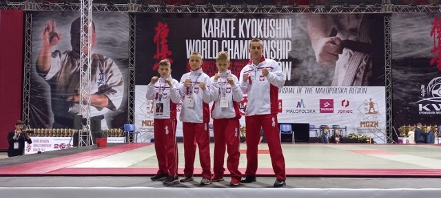 Zawodnicy Dąbrowskiego Klubu Karate udane zaprezentowali się na mistrzostwach świata, wracając z medalem

Zobacz kolejne zdjęcia/plansze. Przesuwaj zdjęcia w prawo - naciśnij strzałkę lub przycisk NASTĘPNE