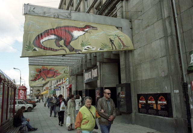 Warszawa 07.09.1993. Wejście do kina Luna przy ul. Marszałkowskiej, plakaty reklamujące amerykański film pt. Jurrasic Park.