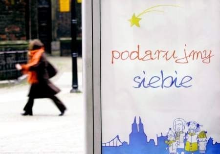 Skromny wygląd plakatów z poruszającymi hasłami przyciąga wzrok przechodniów Fot. Paweł Relikowski