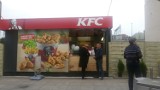 Na Mariackiej w Katowicach pojawiła się budka KFC. Jedni zadowoleni, drudzy psioczą ZDJĘCIA