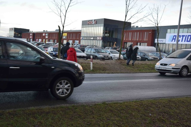 Jeszcze trochę potrwa nim gmina wybuduje przejście dla pieszych przy galerii handlowej w Świebodzinie