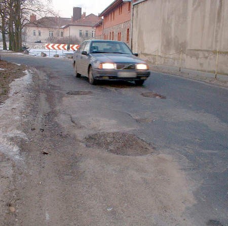 Droga powiatowa dziurawa jak ser szwajcarski - Fot. R. Domżał