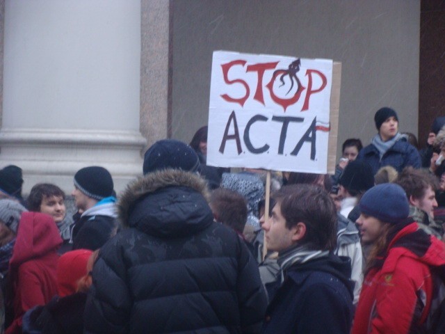 Protest przeciw ACTA w Warszawie. W manifestacji brało udział kilka tysięcy osób [ZDJĘCIA, WIDEO]