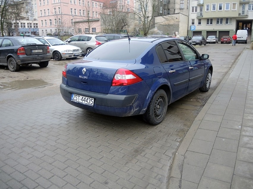 Chamskie parkowanie w Stargardzie nr 83. Ul. Skarbowa. Wezwanie od policji i karny łoś na szybie