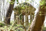 Lubuskie. Tajemniczy grobowiec odkryty w małej miejscowości. W jego wnętrzu znajdują się zniszczone trumny 