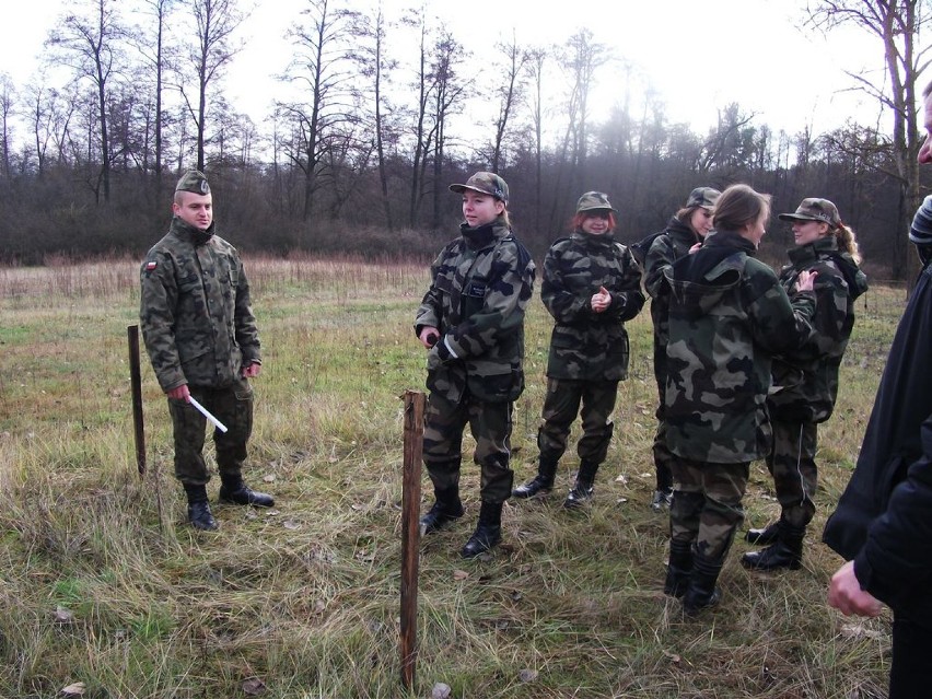 - Na hasło „ogień z prawej” czy ”dywersant z lewej” kadeci...