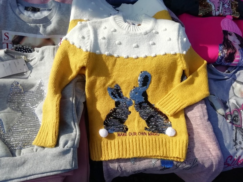 Ubrania dla dzieci i dorosłych na giełdzie samochodowej w Rzeszowie. Zobacz, jakie ciuchy kupisz na Załężu [ZDJĘCIA]