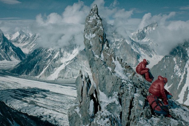 "Broad Peak" to opowieść o pięknej, ale i niszczycielskiej pasji oraz niesamowitej determinacji, która pcha człowieka ku niebezpiecznej krawędzi.