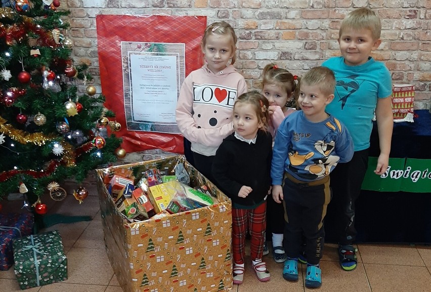 Świąteczną paczkę dla mieszkańców DPS w Sieradzu przygotowała Szkoła Podstawowa w Ostrowie w gminie Brzeźnio ZDJĘCIA