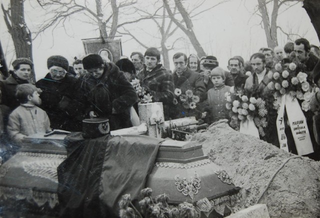 Pomimo stanu wojennego pogrzeb Zenka miał bardzo uroczysty charakter. Na trumnie położono czapkę górniczą i sztandar.