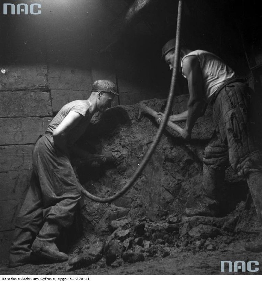 Robotnicy na budowie podziemnego tunelu metra warszawskiego,...