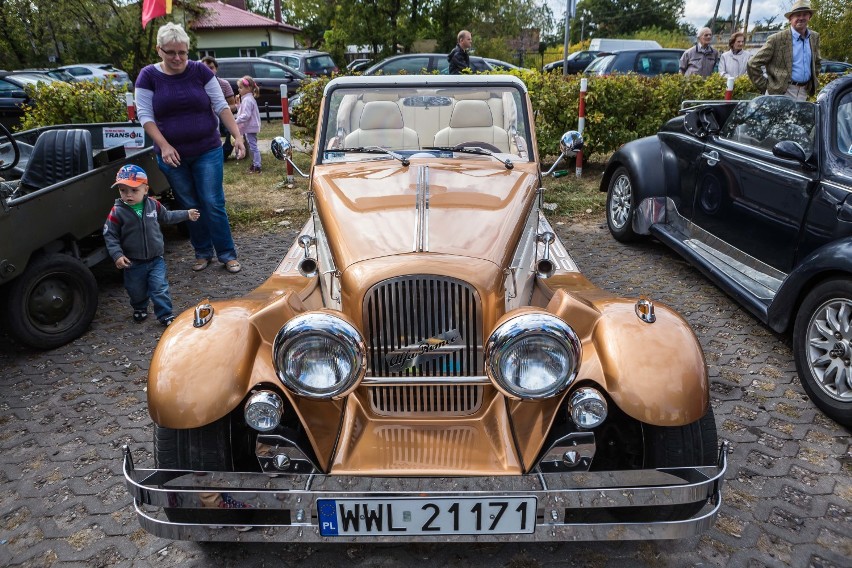 Dla nich te samochody są bezcenne. Zlot klasyków w Warszawie...