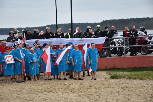 Akcja Niepodległa do Hymnu na plaży w Człuchowie