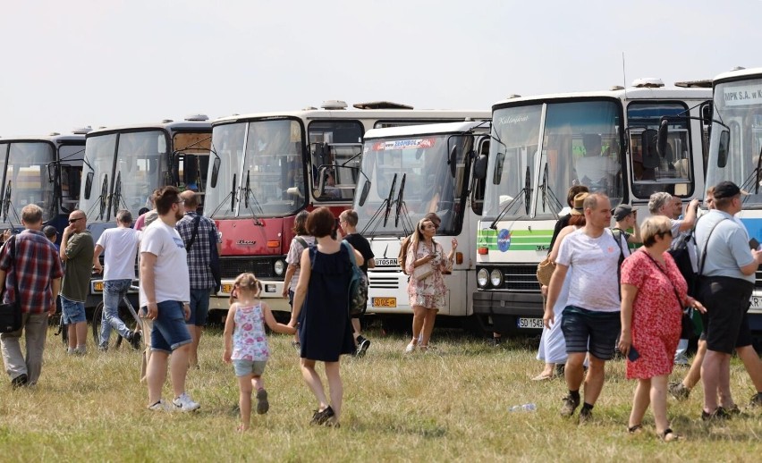 Zlot zabytkowych autobusów na lotnisku Muchowiec w Katowicach