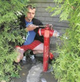 Przeciekający hydrant w Rozprzy podmywa drogę