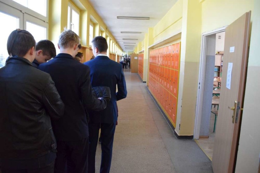 Uczniowie w "Dwójce" w Wągrowcu rozpoczęli ostatni test na koniec ósmej klasy 