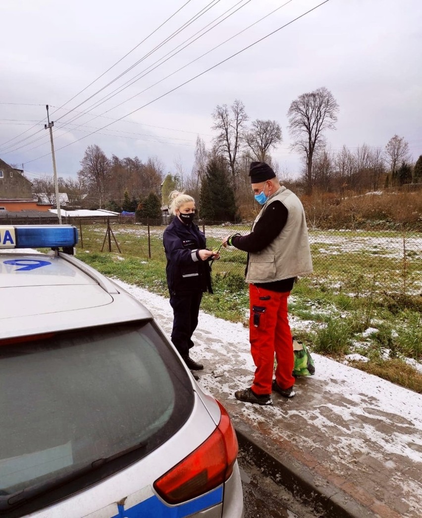 Dzielnicowi rozdawali odblaski. W ramach akcji „Bezpieczny pieszy”