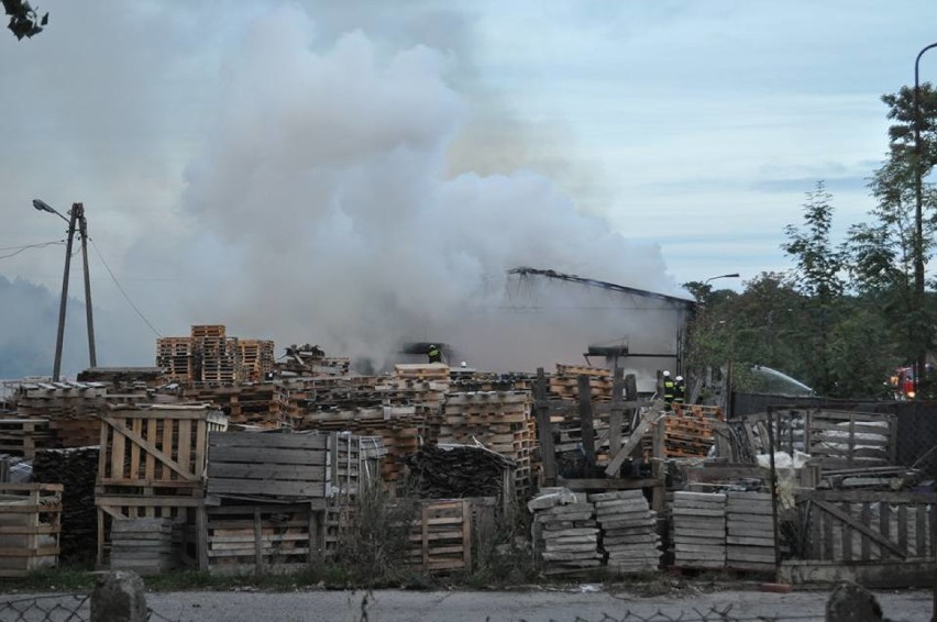 Groźny pożar tuż za miedzą w Gądkowicach