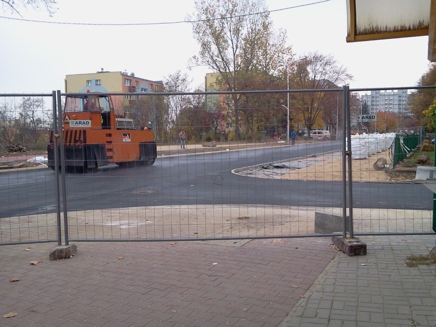 Wylewanie asfaltu na jezdni ulicy Polnej w Ostrowcu...