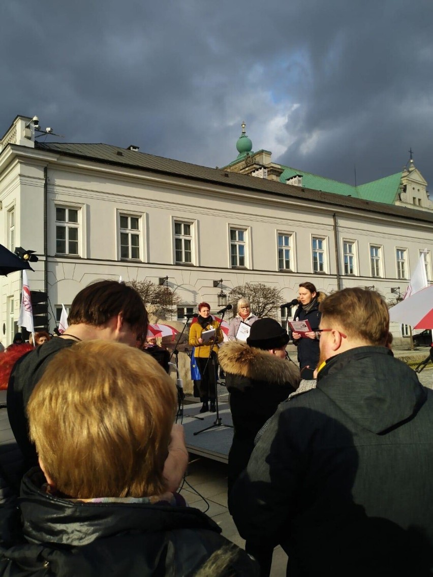 ZNP zwołało Nadzwyczajną Radę Pedagogiczną o "lex Czarnek" przed Pałacem Prezydenckim. Na miejscu byli pleszewianie