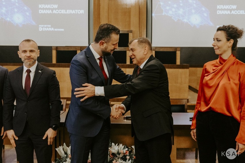 AGH i Krakowski Park Technologiczny poprowadzą wspólnie  polski oddział akceleratora innowacji obronnych NATO