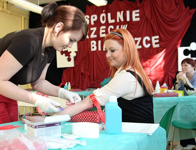 Joanna Zasada oddaje krew, aby zarejestrować się w bazie dawców szpiku kostnego. Próbkę pobiera Edyta Nurkowska