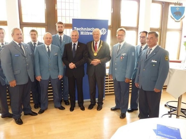 Prezydent  Przemyśla razem z burmistrzem Paderborn - Heinzem Pausem oraz wolontariuszami Agencji Pomocy Technicznej (THW)