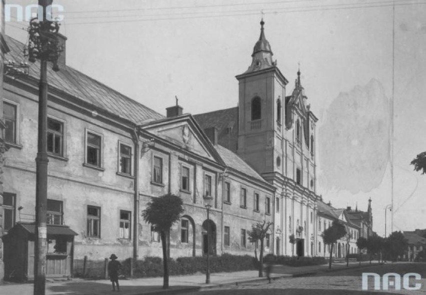 Widok fasady frontowej kościoła i Państwowego Gimnazjum nr 1...