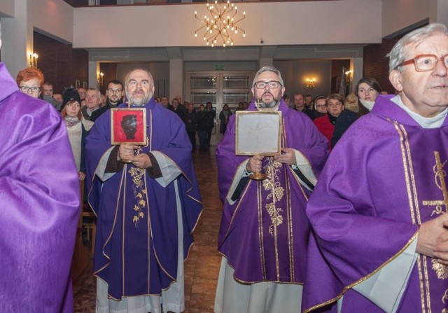 W parafii pw. Matki Bożej Niepokalanej w Harmężach (gm. Oświęcim), przebywały relikwie św. ojca Pio