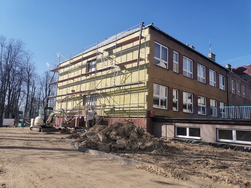 Budynek szkoły w Irządzach przechodzi termomodernizację ZDJĘCIA