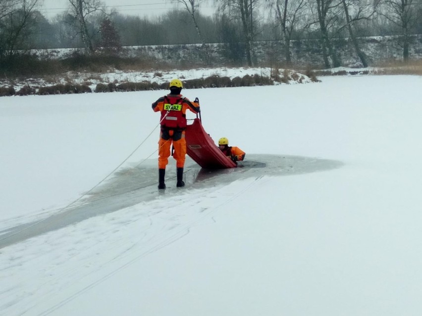 Strażacy ze Sławna ćwiczyli na lodzie [zdjęcia]