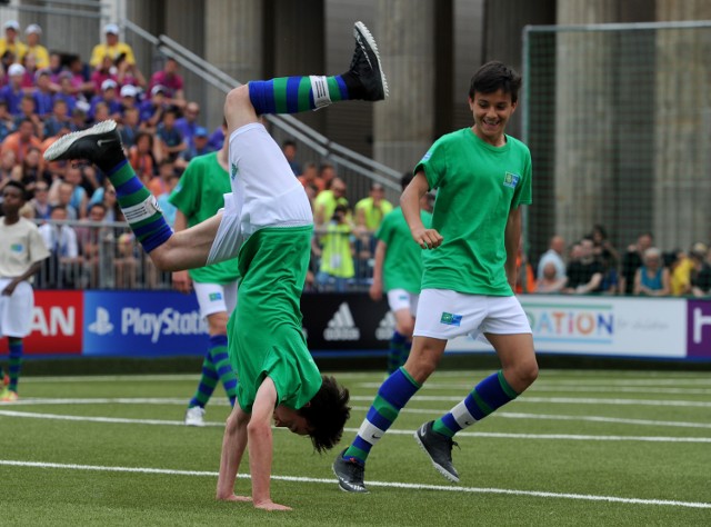 Football for Friendship 2015. Młodzi piłkarze zagrali w Berlinie i obejrzeli finał Ligi Mistrzów