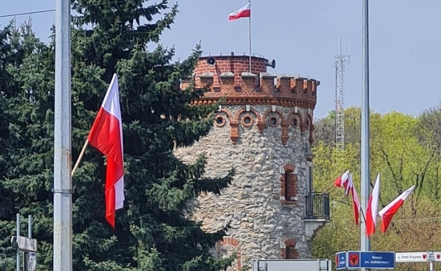 Słynna kazimierska baszta w biało-czerwonej, świątecznej oprawie.