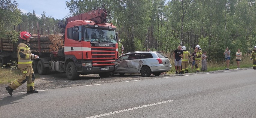 Zderzenie trzech samochodów na drodze z Chojnic do Kościerzyny. Na szczęście wszyscy cali | ZDJĘCIA, WIDEO