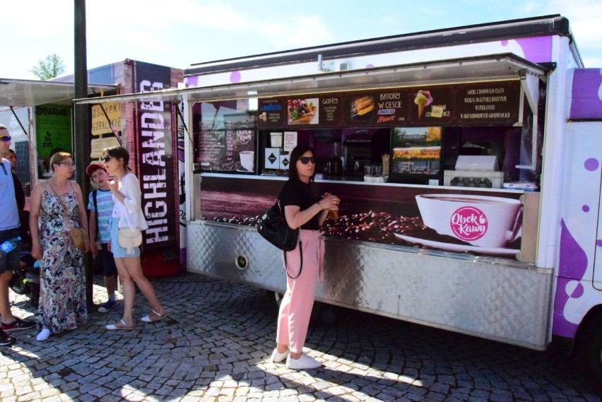 Smakołyki z całego świata na bulwarze, czyli zjazd Food Trucków w Sandomierzu (ZDJĘCIA)   