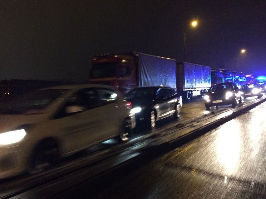 Sosnowiec: Wypadek przy Elektrociepłowni Będzin ZDJĘCIA. Zderzenie autobusu z kilkoma pojazdami