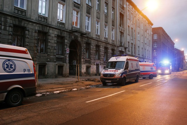 W kamienicy przy ul. Więckowskiego w Łodzi niedopałek spowodował pożar