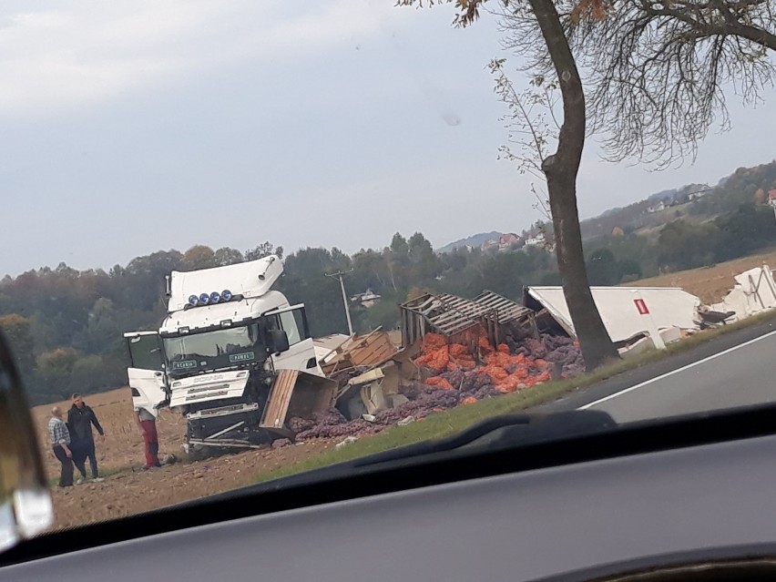 Wypadek w Okocimiu. Ciężarówka uderzyła w busa