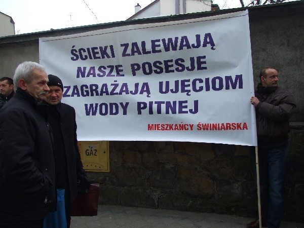 Protest mieszkańców przed sądem,  w trakcie rozpatrywania skargi gminy na prokuraturę