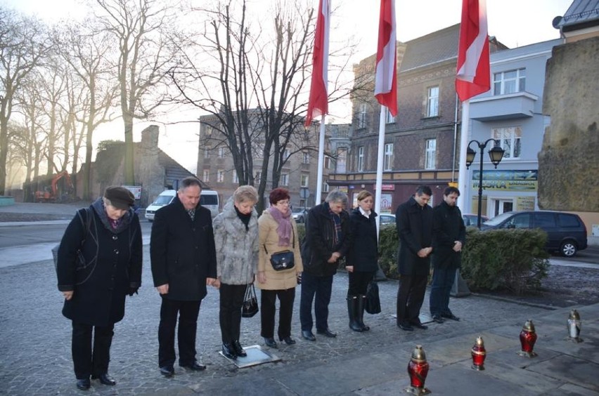 Obchody rocznicy stanu wojennego w Ząbkowicach Śląskich – zapalili znicze pod pomnikiem