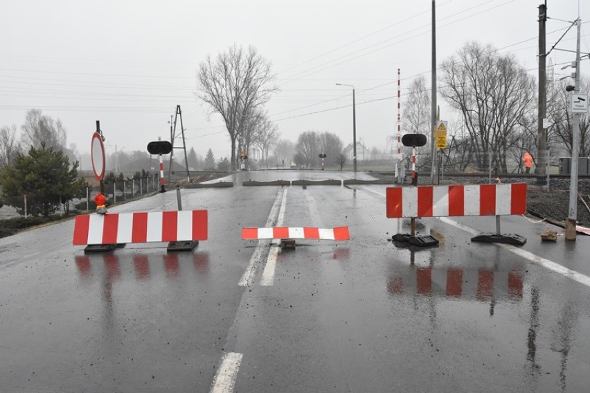 Przejazd kolejowy na ulicy Legnickiej jest nadal zamknięty [ZDJĘCIA]