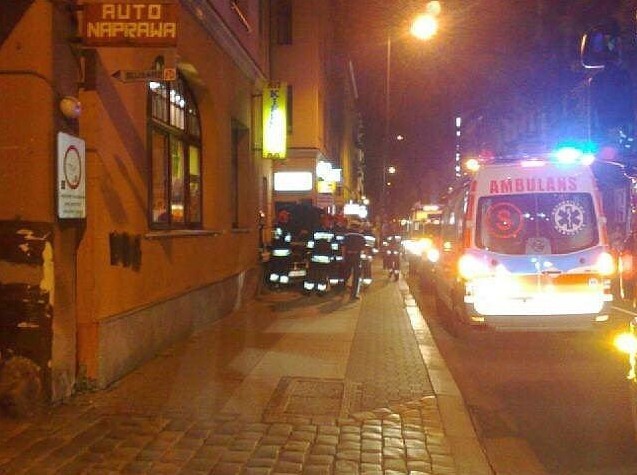 Opole: Kierowca BMW stracił panowanie nad autem i wjechał w budynek przy ulicy Reymonta