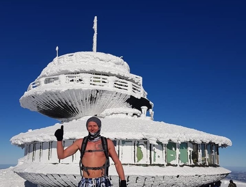 Wschowa. Mieszkaniec Lipinek zdobył w lutym Śnieżkę wchodząc na szczyt w samych spodenkach [ZDJĘCIA]