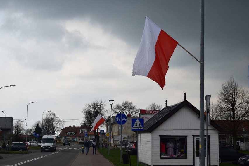 Dzień Flagi RP. Na ulicach pojawiły się już biało-czerwone barwy