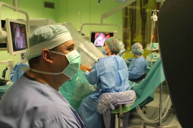 Zespół lekarzy z gorzowskiego szpitala usunął 50-letniej pacjentce gigantycznego guza jajnika.