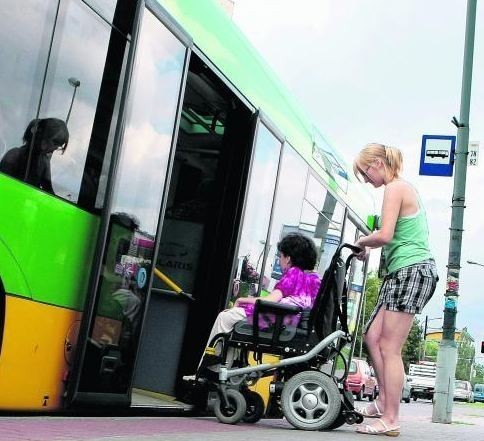 Autobus przechylił się w kierunku chodnika. Mimo to bez pomocy koleżanki się nie obyło