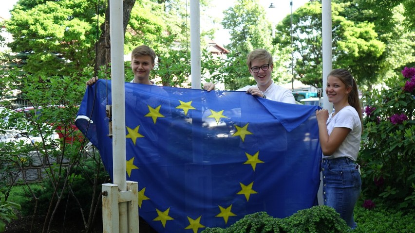 Przed budynkiem urzędu miejskiego w Obornikach zawieszono flagę Unii Europejskiej