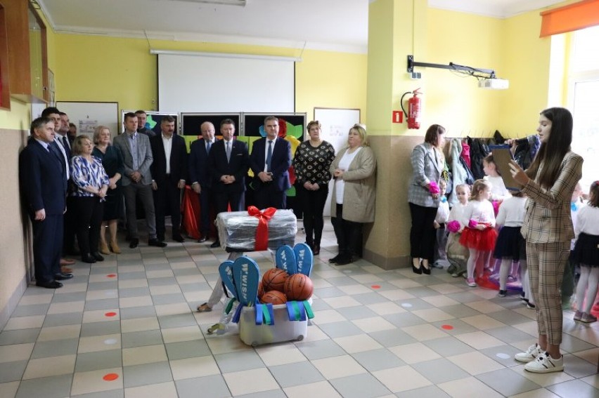 Radni z gminy Kolno przyjechali do szkoły w Wykowie z prezentami. W zamian dostali medale 
